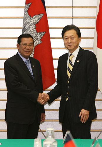 カンボジア王国のフン・セン首相と握手する鳩山総理の写真