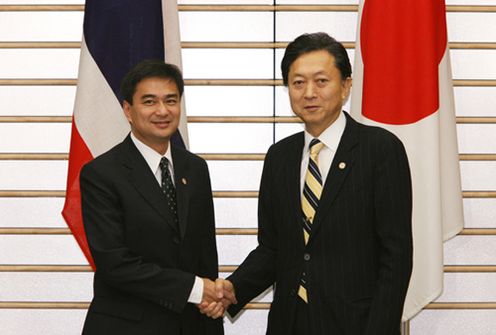 タイ王国のアピシット首相と握手する鳩山総理の写真