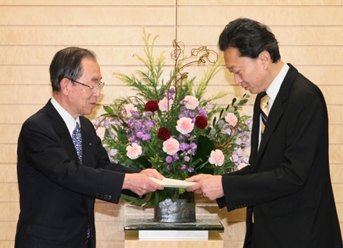 地方分権改革推進委員会第４次勧告の手交を受ける鳩山総理の写真