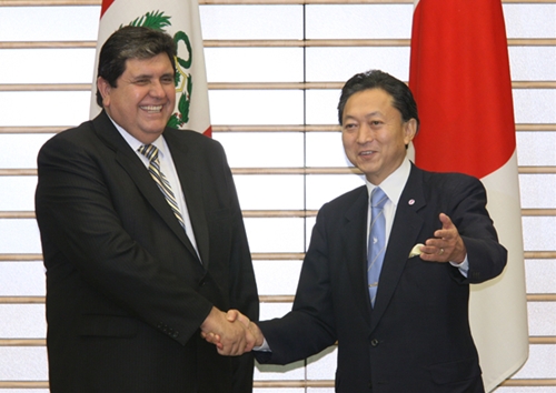 ガルシア大統領と握手する鳩山総理の写真
