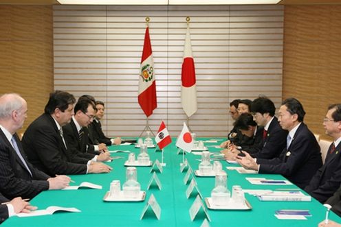 ガルシア大統領と会談する鳩山総理の写真