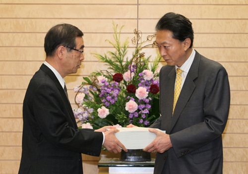 決算検査報告の手交を受ける鳩山総理の写真