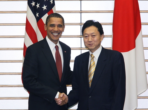 オバマ大統領と握手する鳩山総理の写真