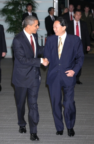 オバマ大統領を出迎える鳩山総理の写真
