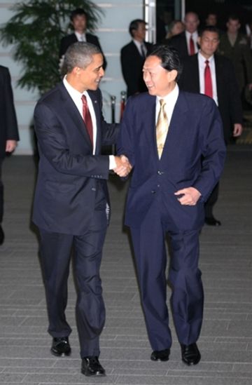 オバマ大統領を出迎える鳩山総理の写真