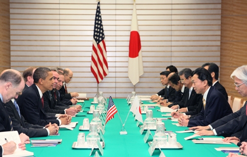 日米首脳会談に臨む両首脳の写真