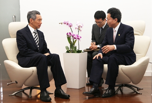 シンガポール共和国のリー・シェンロン首相と会談する鳩山総理の写真