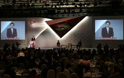 CEOサミットクロージングセッションでスピーチする鳩山総理の写真1