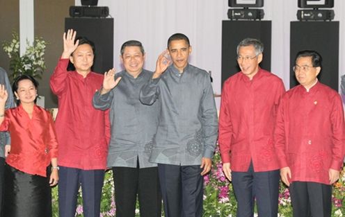 民族衣装を身に着け写真撮影に臨む鳩山総理の写真(代表撮影)