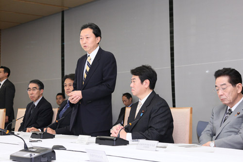国と地方の協議で挨拶をする鳩山総理の写真１