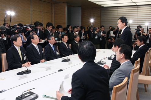 国と地方の協議で挨拶をする鳩山総理の写真２