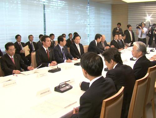 月例経済報告等に関する関係閣僚会議に出席する鳩山総理の写真１