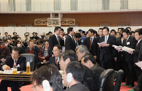 行政刷新会議「事業仕分け」の現場を視察する鳩山総理の写真