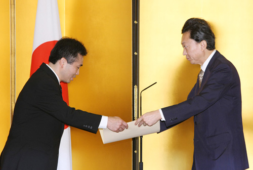 顕彰状を授与する鳩山総理の写真