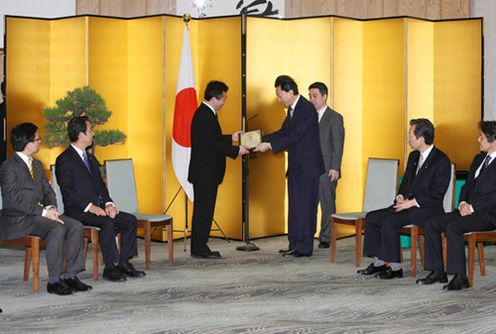 盾を授与する鳩山総理の写真