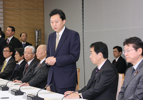 雇用戦略対話で挨拶する鳩山総理の写真１