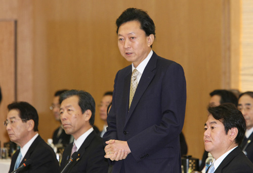 全国都道府県知事会議で挨拶する鳩山総理の写真１