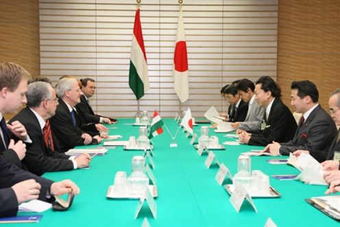 ショーヨム・ラースロー大統領と会談する鳩山総理の写真