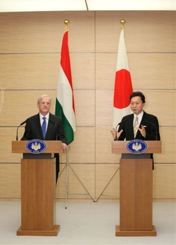 共同記者発表を行うショーヨム・ラースロー大統領と鳩山総理の写真