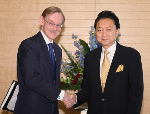 ゼーリック世界銀行総裁と握手する鳩山総理の写真