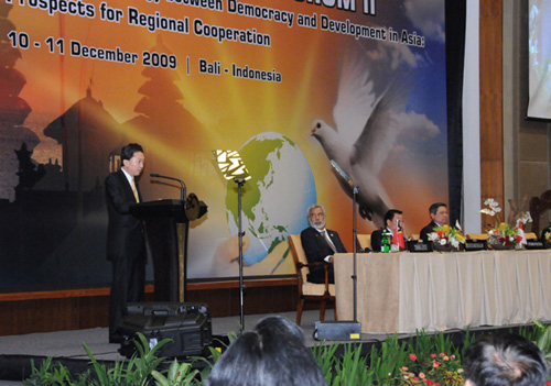 バリ民主主義フォーラムで演説する鳩山総理の写真