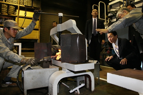 上島熱処理工業所を視察する鳩山総理の写真