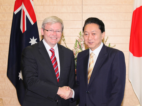ケビン・ラッド首相と握手する鳩山総理の写真