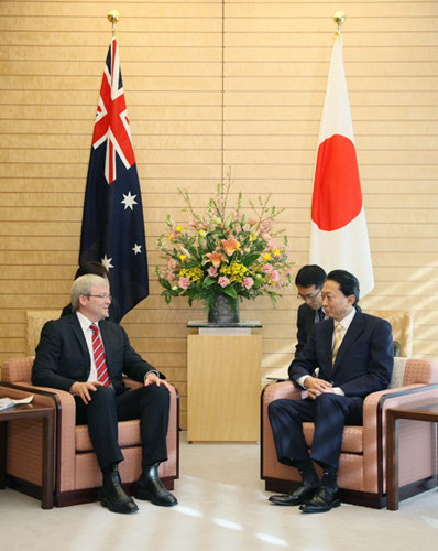 ケビン・ラッド首相と会談する鳩山総理の写真