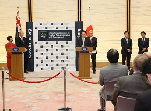 「核不拡散・核軍縮に関する国際委員会」報告書提示セレモニーであいさつする鳩山総理の写真