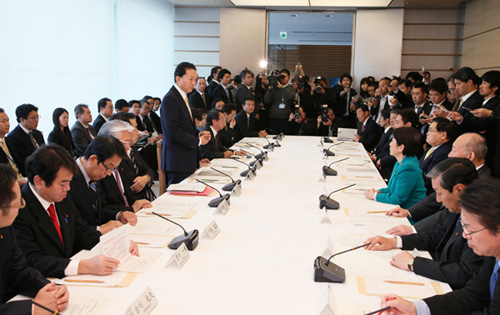 成長戦略策定会議であいさつする鳩山総理の写真
