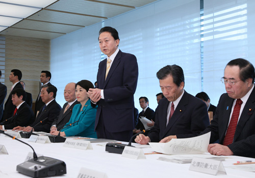 障がい者制度改革推進本部であいさつする鳩山総理の写真１