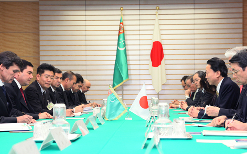ベルディムハメドフ大統領と会談する鳩山総理の写真