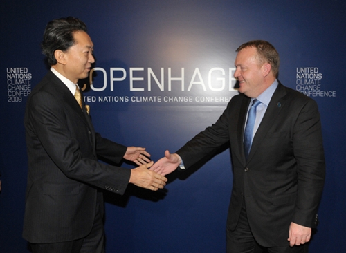 デンマーク王国のルッケ・ラスムセン首相と握手する鳩山総理の写真（代表撮影）