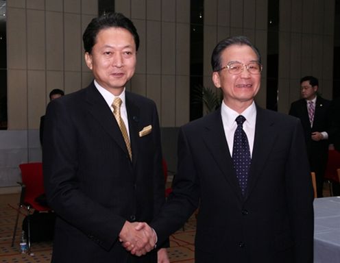 中華人民共和国の温家宝国務院総理と握手する鳩山総理の写真