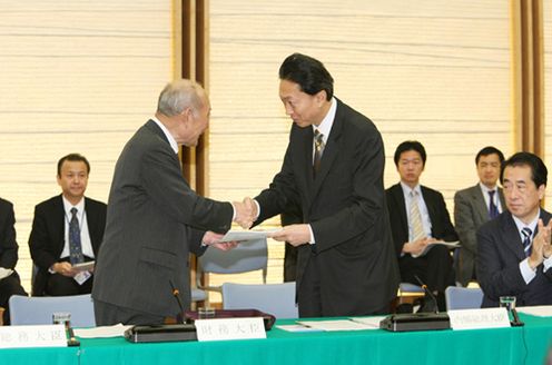 税制調査会長から答申の手交を受ける鳩山総理の写真