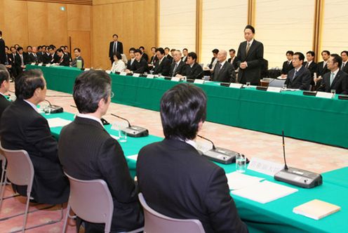 税制調査会に出席する鳩山総理の写真