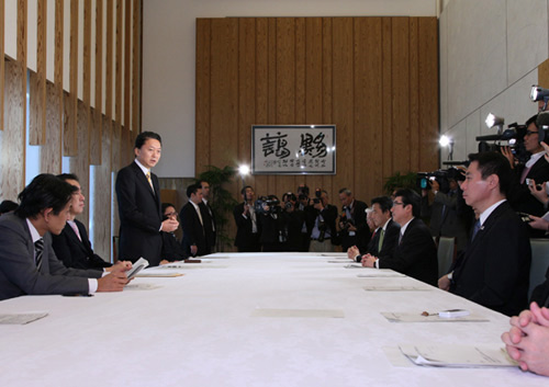 地球温暖化問題に関する閣僚委員会であいさつする鳩山総理