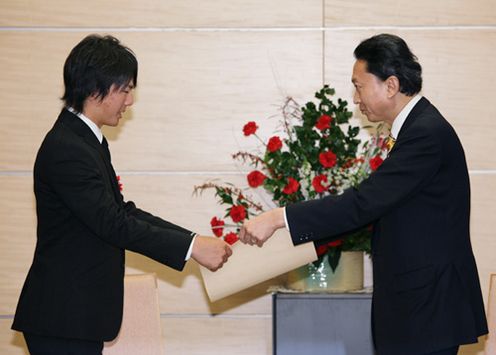 総理大臣賞状を授与する鳩山総理