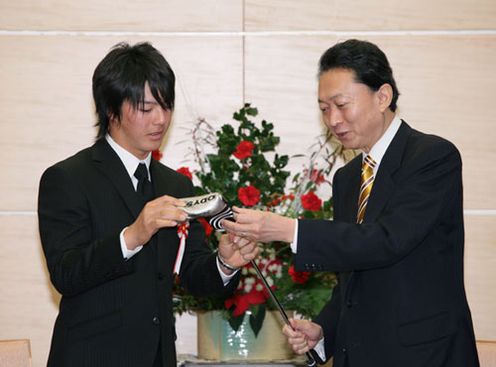 石川選手から贈られたパターを見る鳩山総理