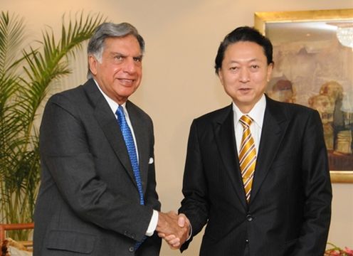 タタサンズのラタン・タタ会長と握手する鳩山総理の写真