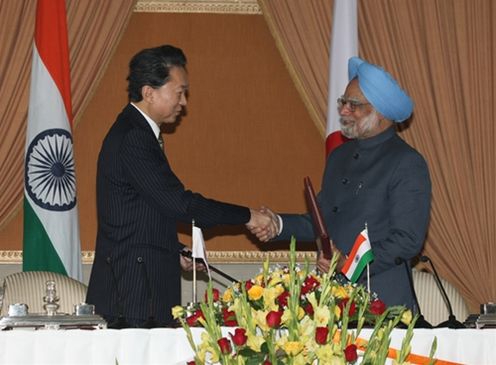 インドのマンモハン・シン首相と握手する鳩山総理の写真