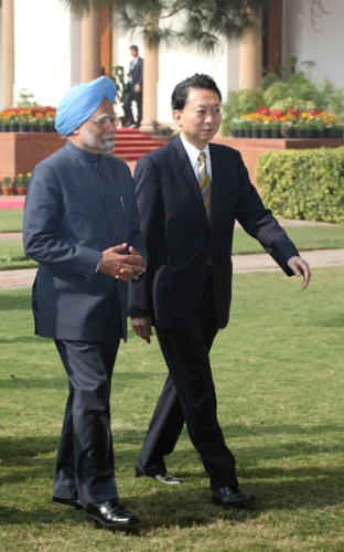 共同記者会見に臨むシン首相と鳩山総理の写真