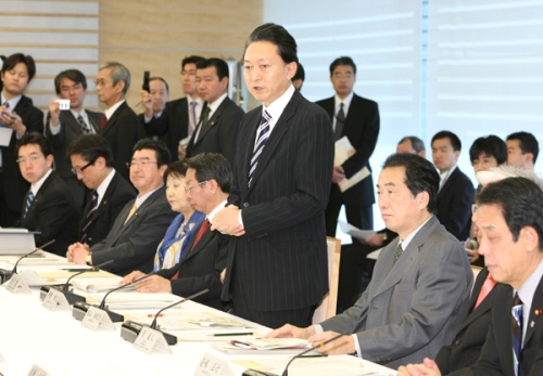 成長戦略策定会議で挨拶する鳩山総理の写真