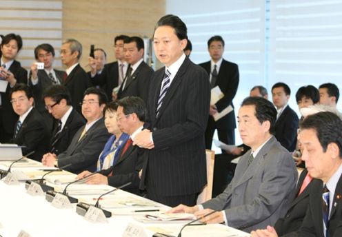 成長戦略策定会議で挨拶する鳩山総理の写真
