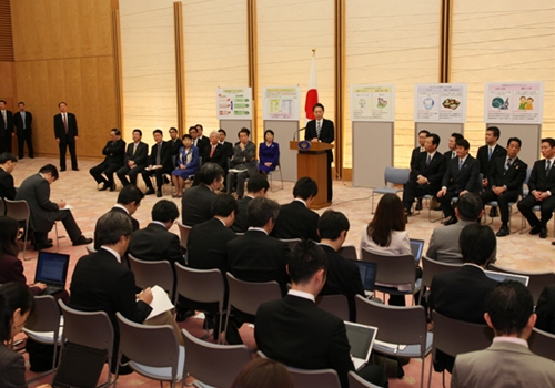新成長戦略（基本方針）を発表する鳩山総理の写真