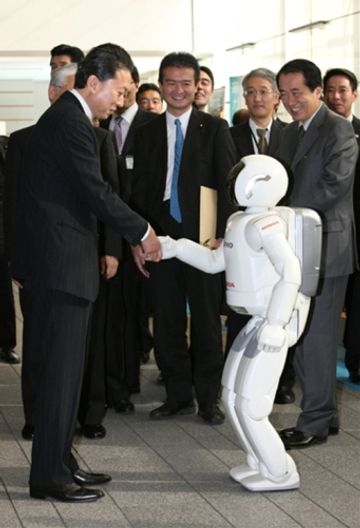 デモンストレーションでロボットと握手する鳩山総理の写真
