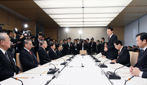 行政刷新会議であいさつする鳩山総理の写真２