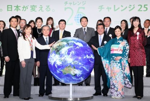 「チャレンジ２５キャンペーン」キックオフ・イベントに出席する鳩山総理の写真