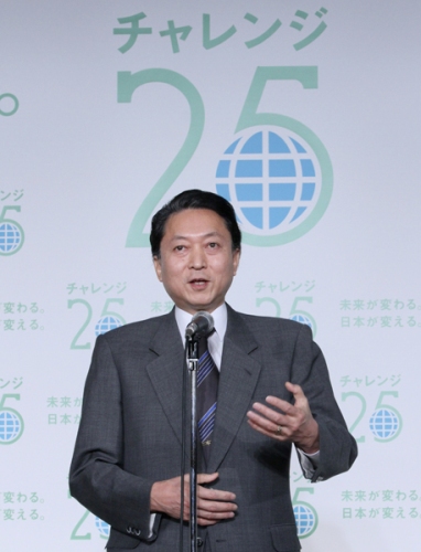 「チャレンジ２５キャンペーン」キックオフ・イベントであいさつを行う鳩山総理の写真