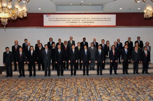 第４回ＦＥＡＬＡＣ外相会合開会式に出席する鳩山総理の写真（写真提供：外務省）